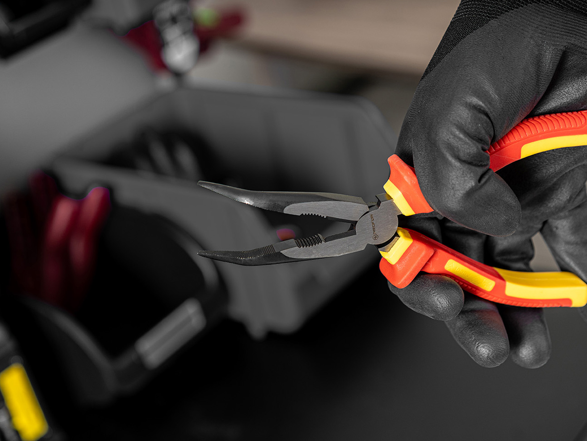 Pince à bec coudé PROFOR 200 mm isolée